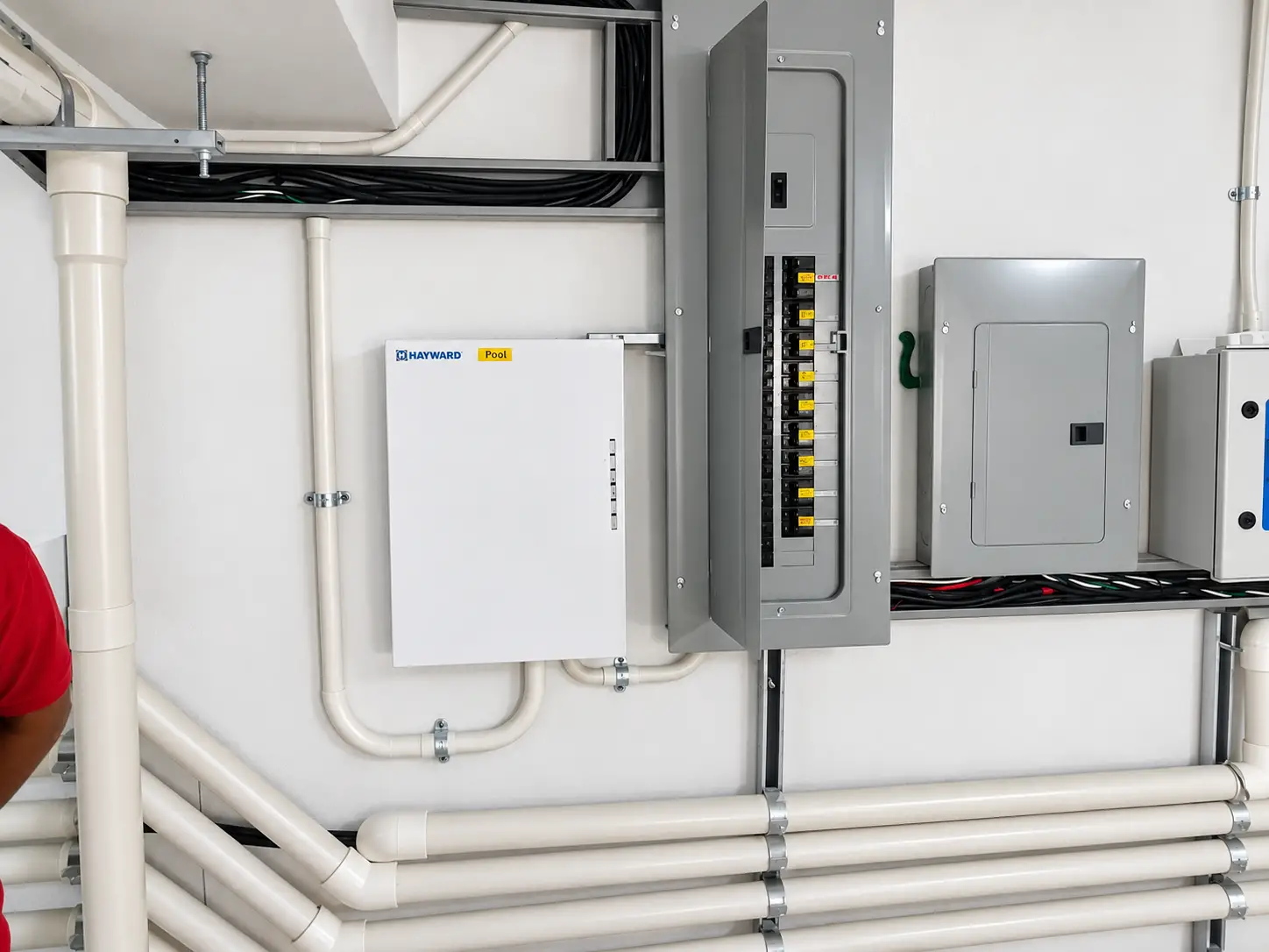 panel-electrico-hayward-pool-y-tablero-de-breakers-compressed